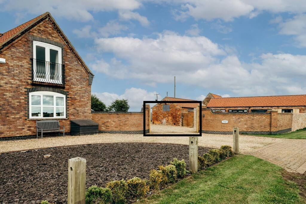 Elegant Barn Retreat With Jacuzzi *